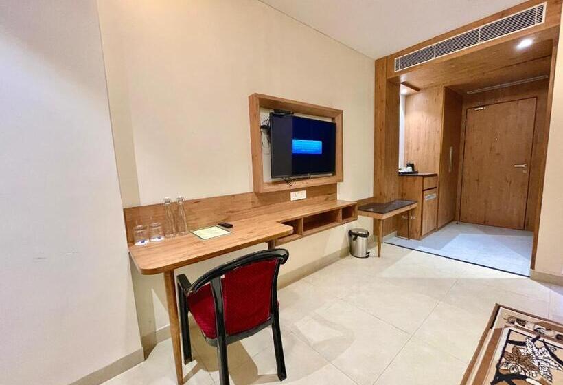 هتل Rockbay ! Puri, Swimming Pool Lift And Parking Facility Near Sea Beach & Temple Breakfast Included