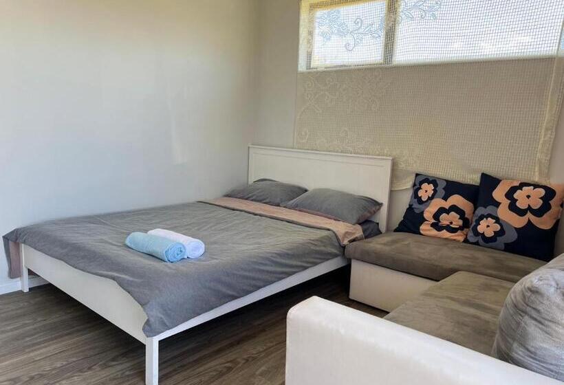 پانسیون 4 Beds Including 2 Double Beds, 1 Single Bed, And 1 Double Sofa Bed In A Small 1 Bedroom And 1 Loung