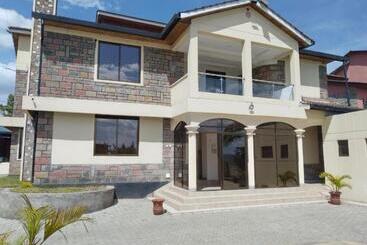 پانسیون Twiga Whitehouse Villas