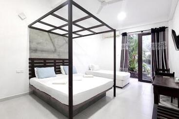 تختخواب و صبحانه Mirissa Marin Wall Villa Deluxe Triple Room