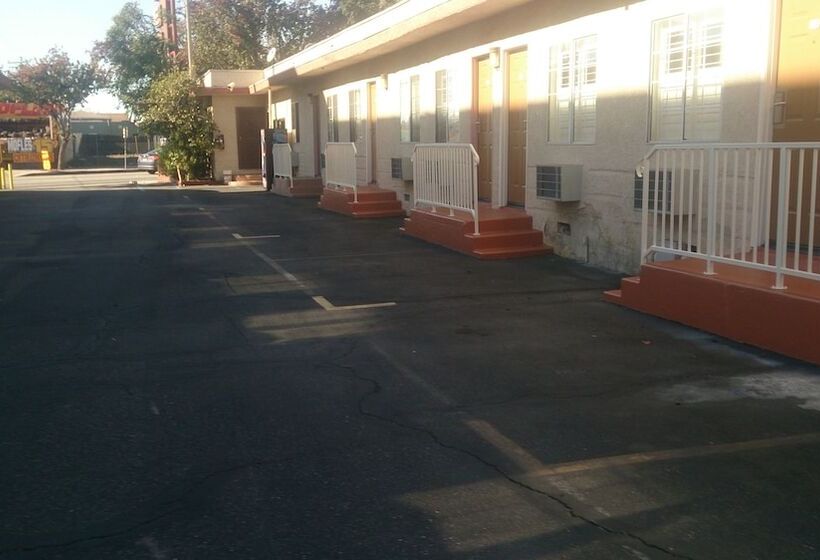 ホテル Budget Inn