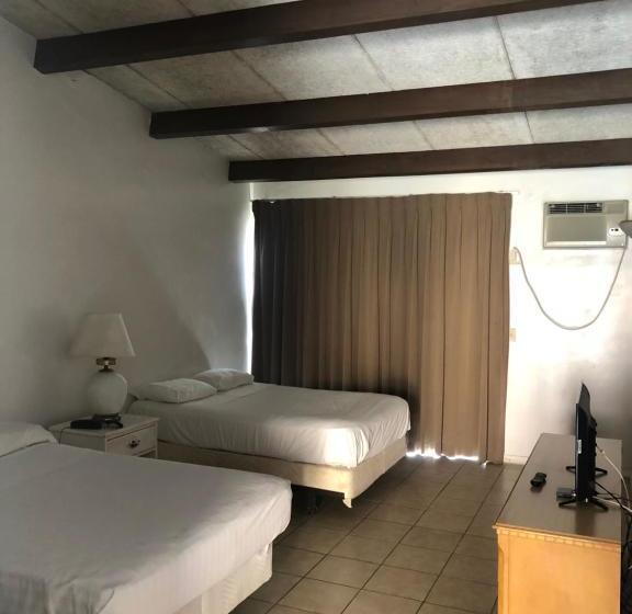 فندق Camelot Waterfront Inn