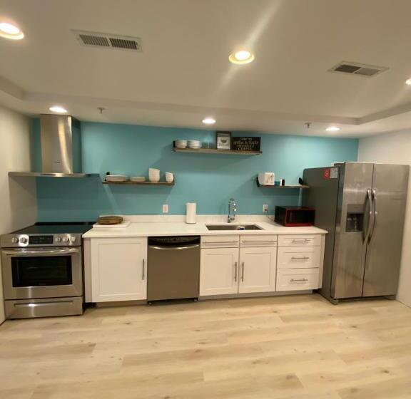 فندق Canalside Inn