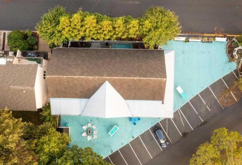 فندق Canalside Inn