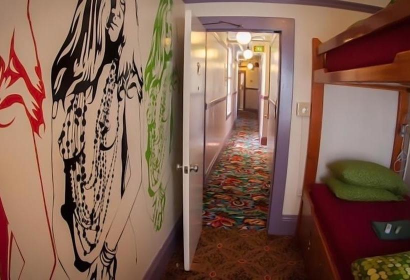 هتل Green Tortoise Hostel