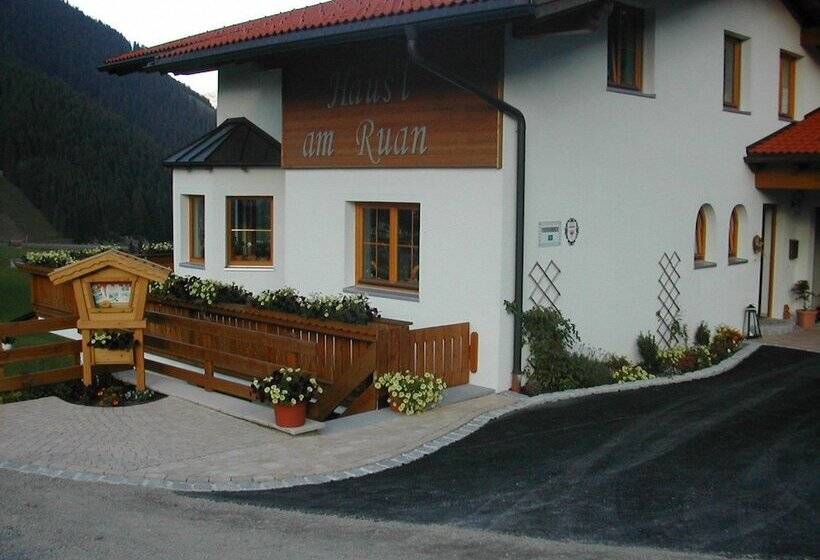 هتل Häus`l Am Ruan