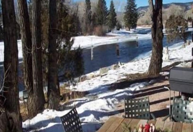 فندق Riverside Meadows Cabins