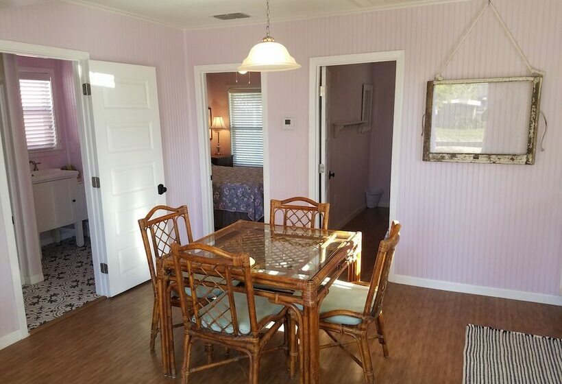 هتل Sea And Sands Cottages