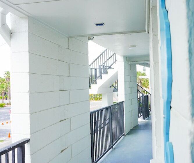 هتل Seahorse Oceanfront Inn