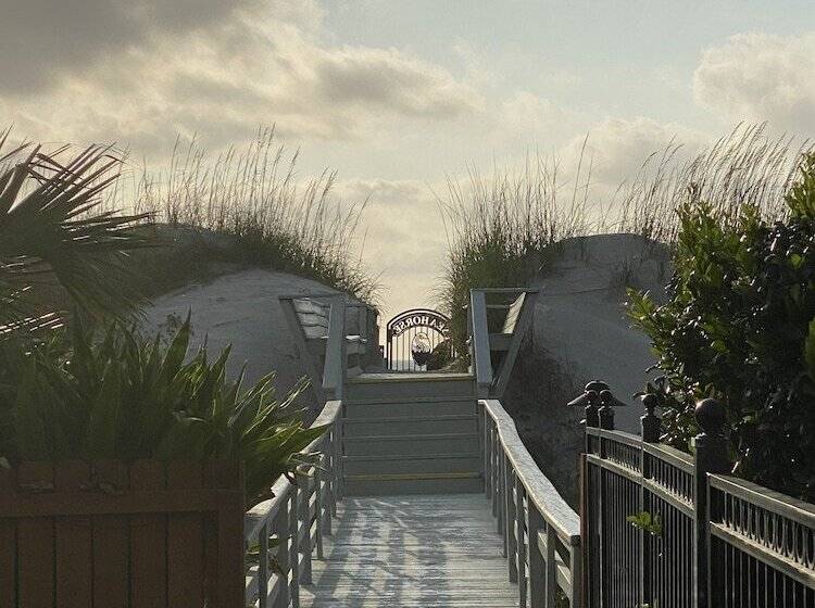 هتل Seahorse Oceanfront Inn