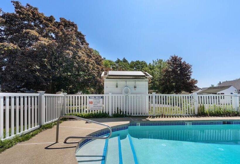 هتل The Beaches Guest Rooms And Cottages