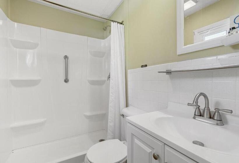 هتل The Beaches Guest Rooms And Cottages