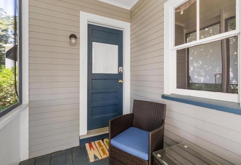 هتل The Beaches Guest Rooms And Cottages