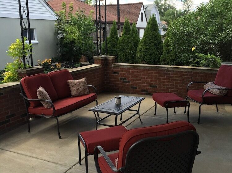 هتل The Little Italy Of Niagara Falls Bed & Breakfast