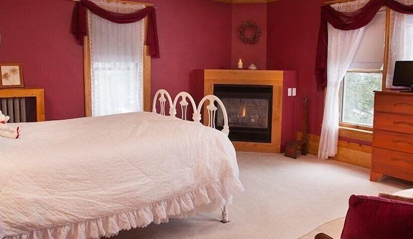 هتل The Sawyer House Bed & Breakfast