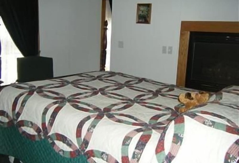 هتل The Sawyer House Bed & Breakfast