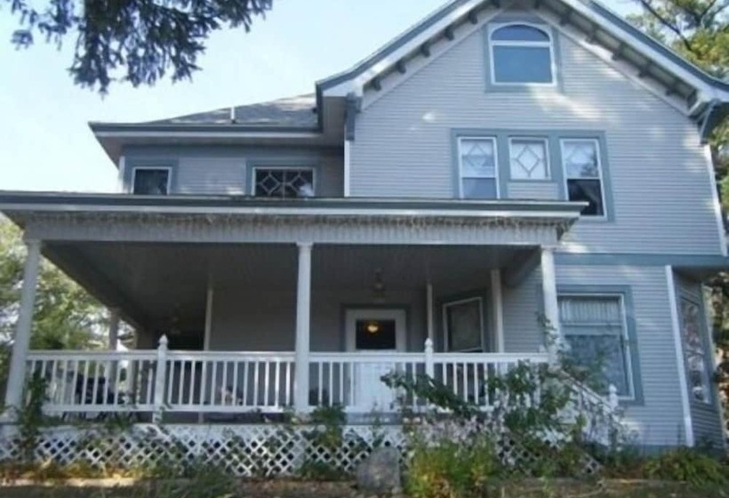 هتل The Sawyer House Bed & Breakfast