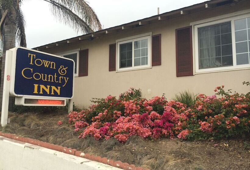 Отель Town And Country Inn