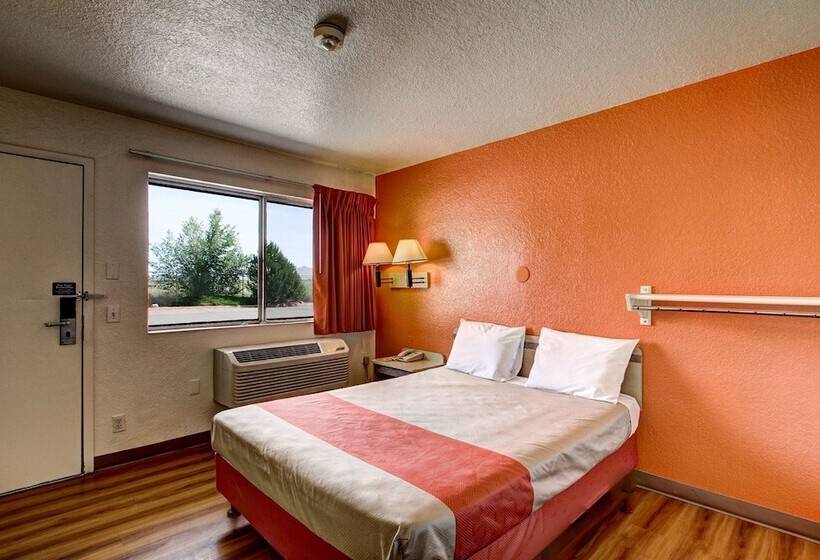 Motel 6 Wells