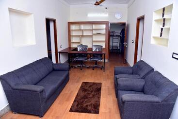 هاستل B Square Inn