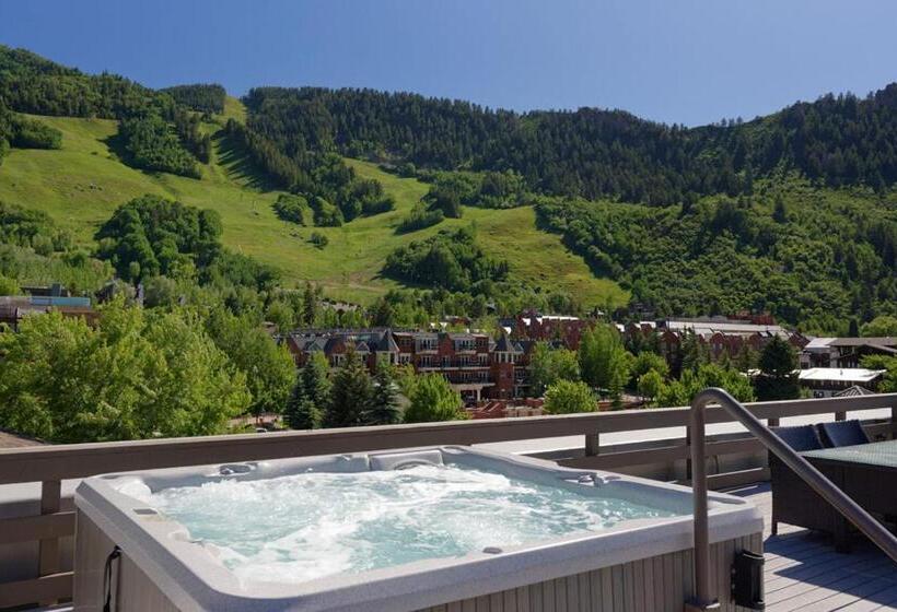 Independence Square 205, Stylish Hotel Room With Ac, Great Location In Aspen