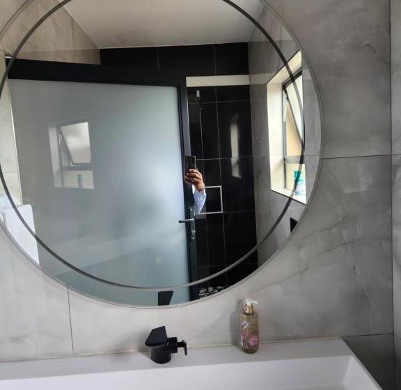 تختخواب و صبحانه The Residence Villa
