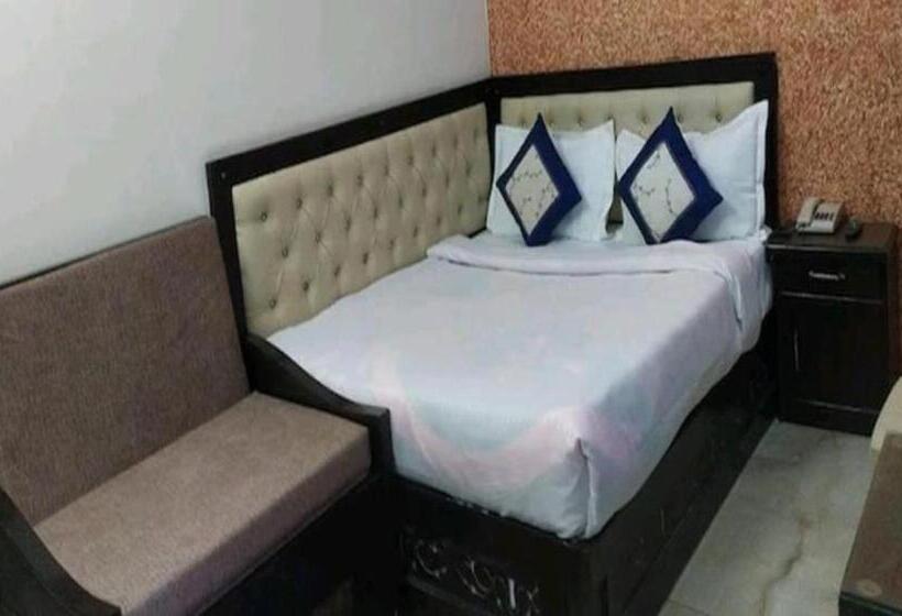 בית מלון כפרי Aar Kempty Lake Resort