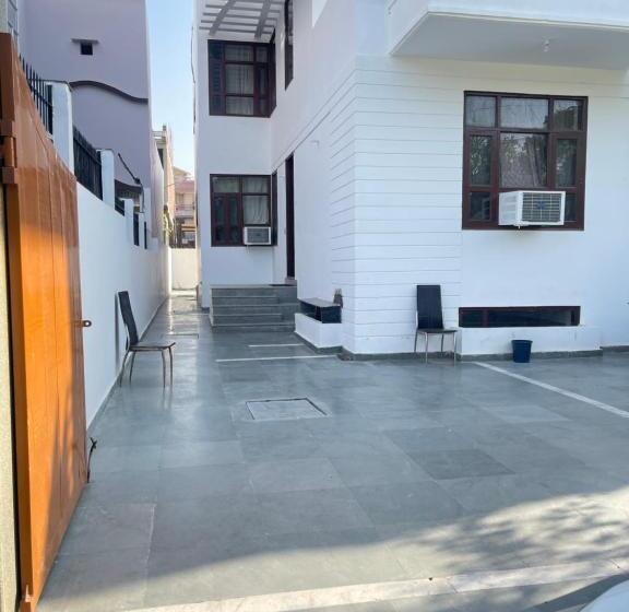 בית מלון כפרי Aadi S Residency