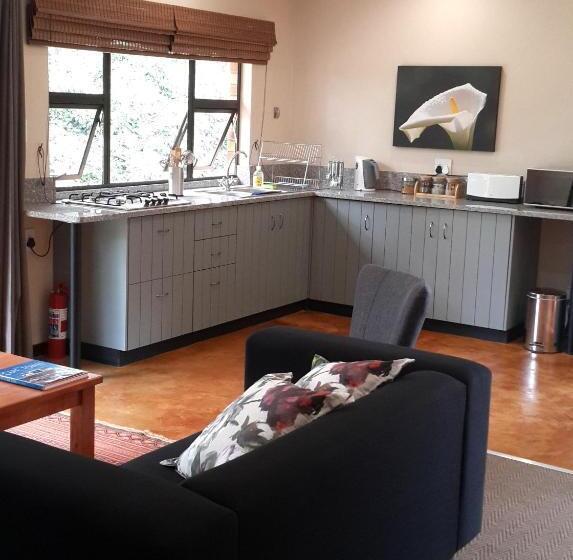 هتل Kuhestan Farm Cottages