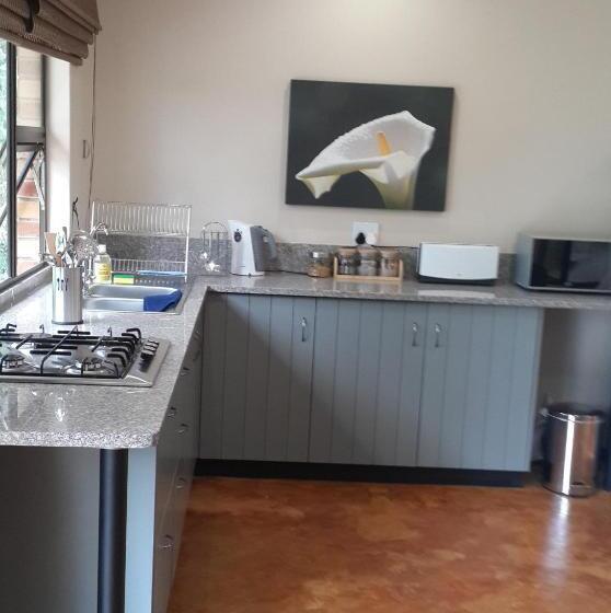 هتل Kuhestan Farm Cottages
