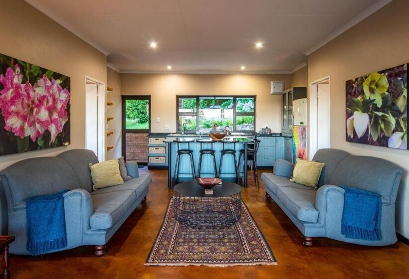 هتل Kuhestan Farm Cottages