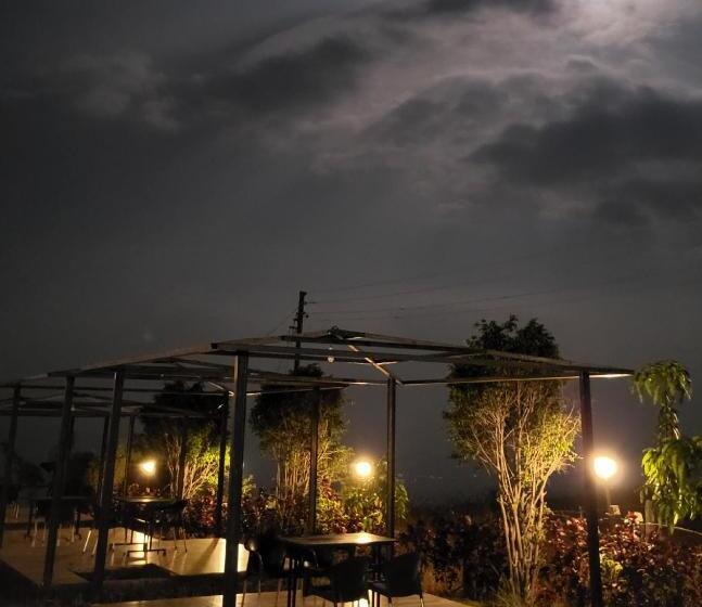 Отель Vayu Resort Kas Pathar