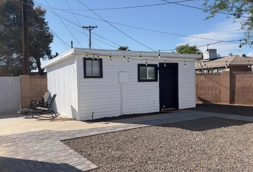 پانسیون Beautiful Cottage At 37th Ave!