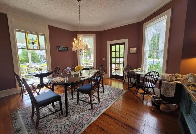 تختخواب و صبحانه Inspiration Room At Camellia Rose Inn Downtown