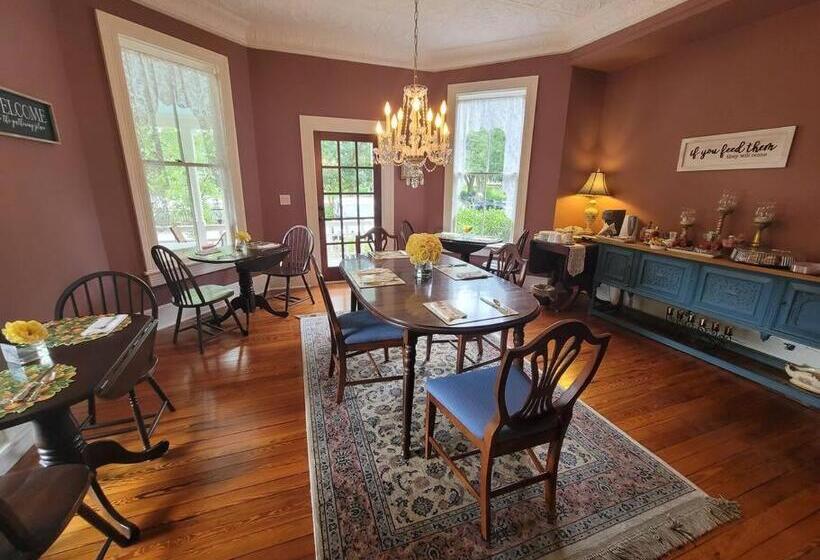 تختخواب و صبحانه Inspiration Room At Camellia Rose Inn Downtown
