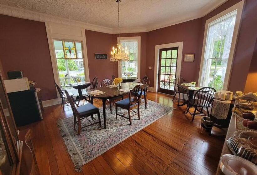 تختخواب و صبحانه Inspiration Room At Camellia Rose Inn Downtown