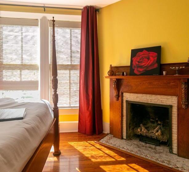 تختخواب و صبحانه Inspiration Room At Camellia Rose Inn Downtown