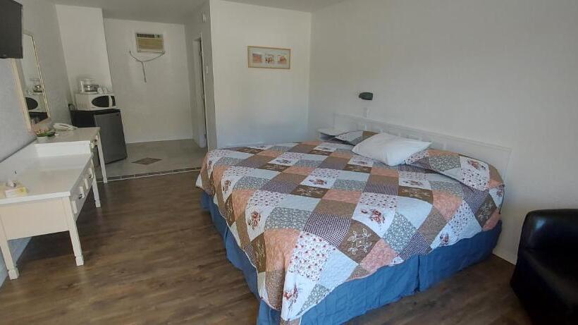Отель Granby River Inn & Suites