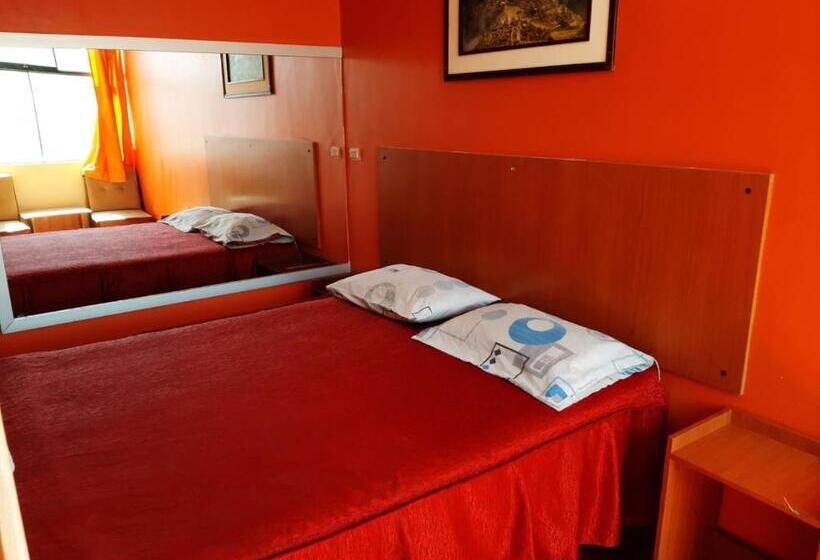 فندق Hostal Azul