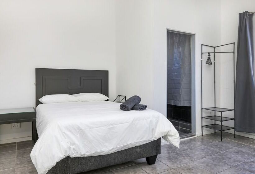 Отель Inn & Out Express Sea Point
