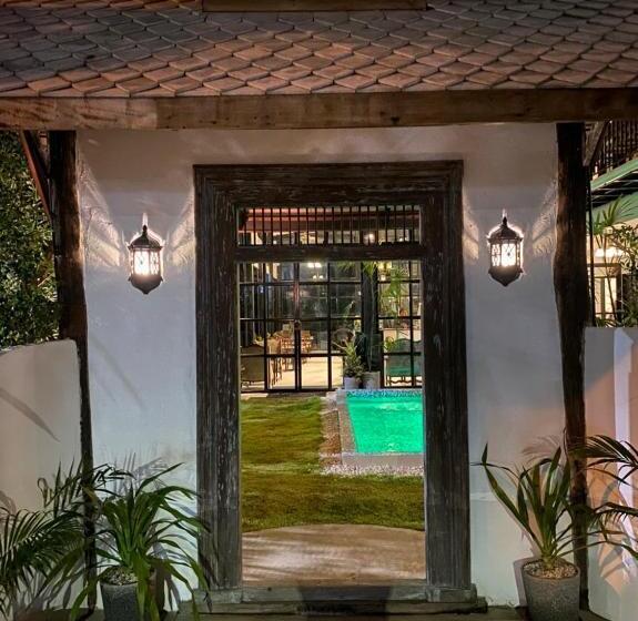 בית מלון כפרי The Courtyard Chiangrai