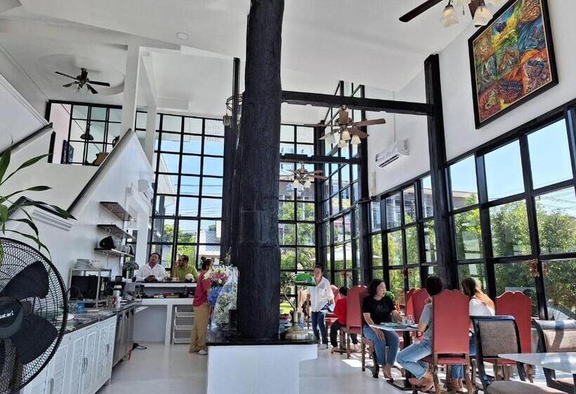בית מלון כפרי The Courtyard Chiangrai