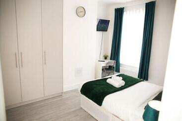 پانسیون Cricklewood Deluxe Ensuite Room