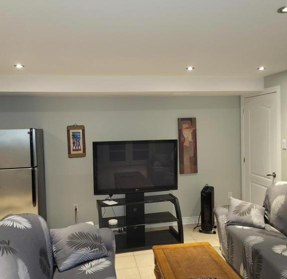 ペンション Lovely Guest Entire Apartment Minutes From Ottawa Airport