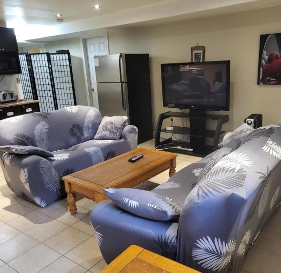 ペンション Lovely Guest Entire Apartment Minutes From Ottawa Airport