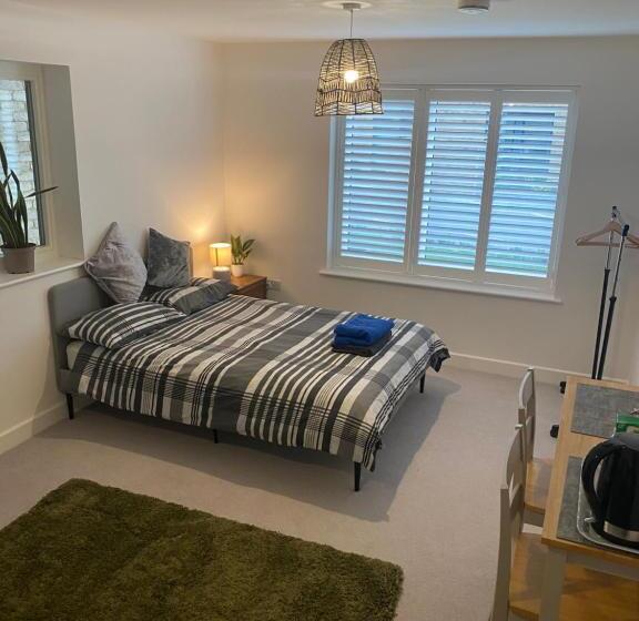Пансион Very Large Double Room With Corner Sofa, Sky Tv, Netflix Etc, Fridge And Microwave