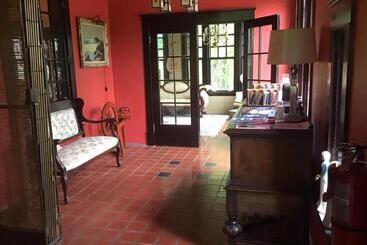تختخواب و صبحانه Celtic Mansion Annfield Manor