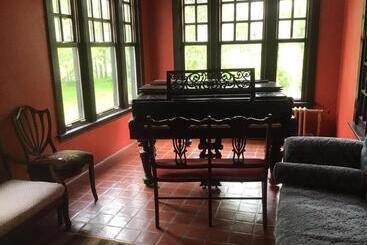 تختخواب و صبحانه Celtic Mansion Annfield Manor