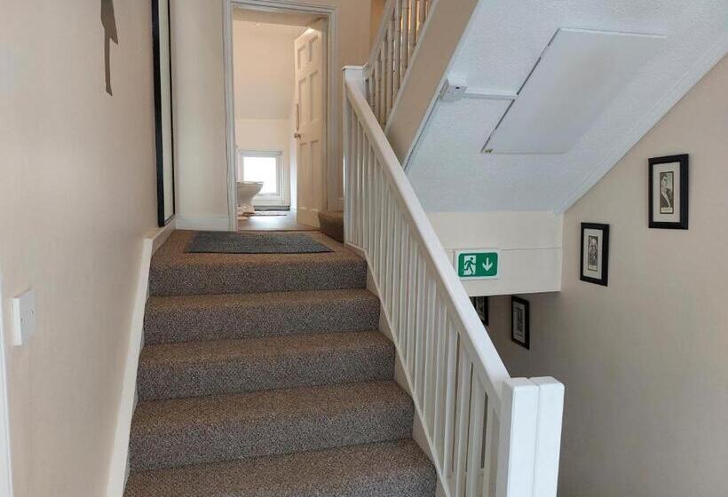 تختخواب و صبحانه Keeles Townhouse