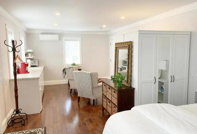تختخواب و صبحانه The Red House Fredericton